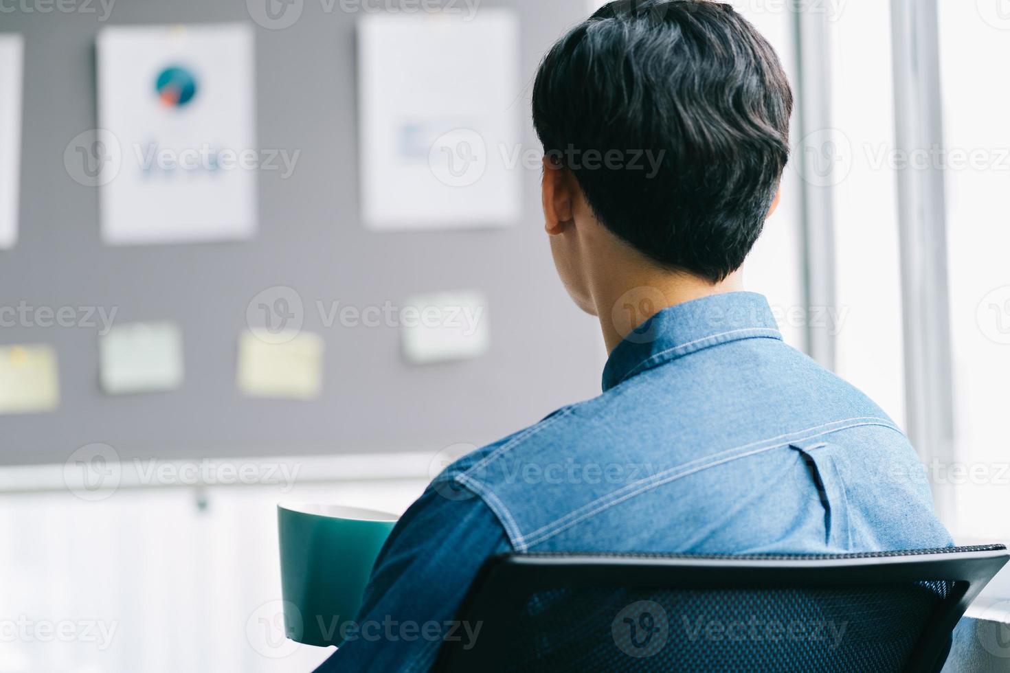 o homem asiático estava revisando seu planejador antes da reunião foto