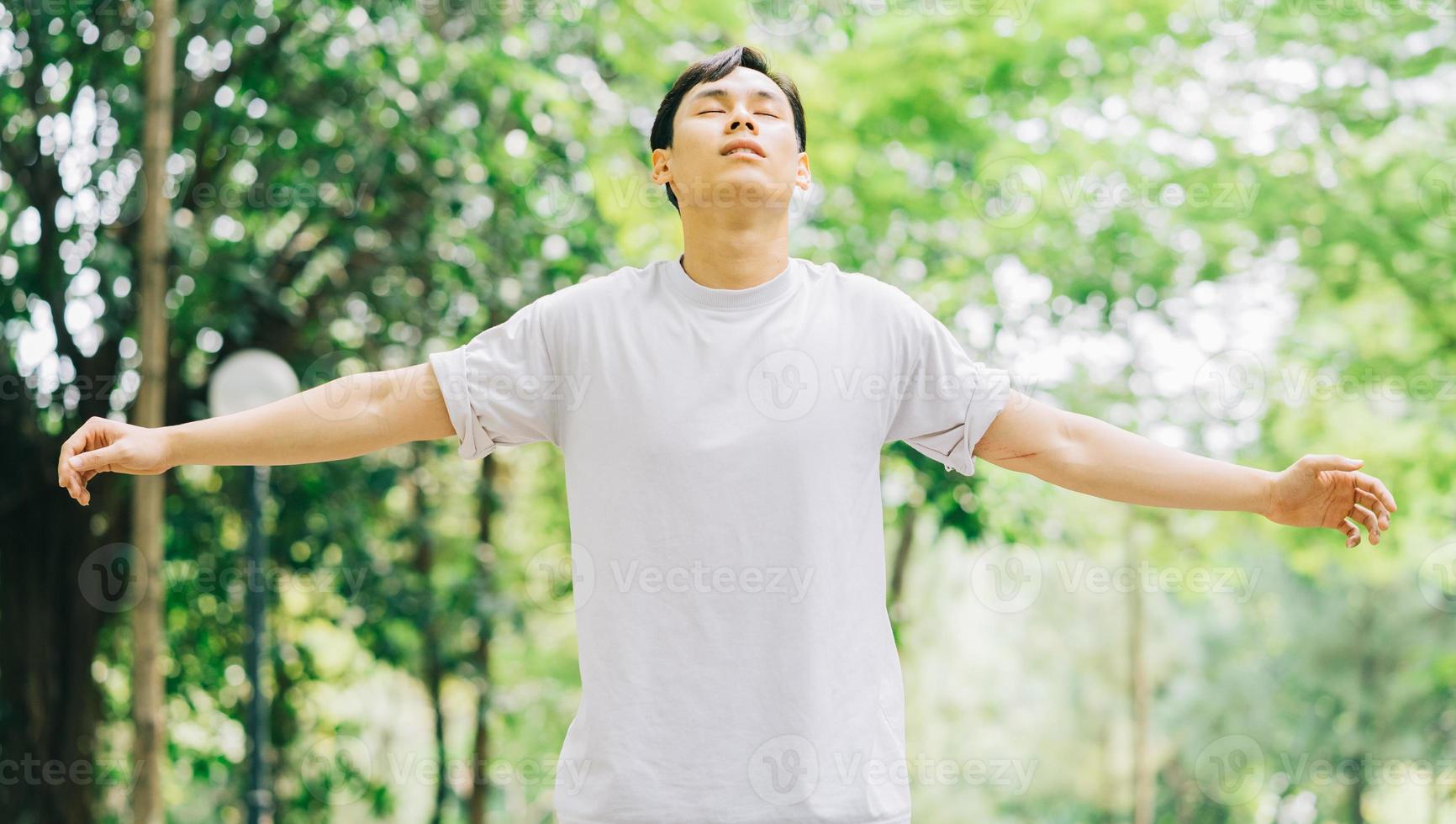 homem asiático se exercitando no parque foto