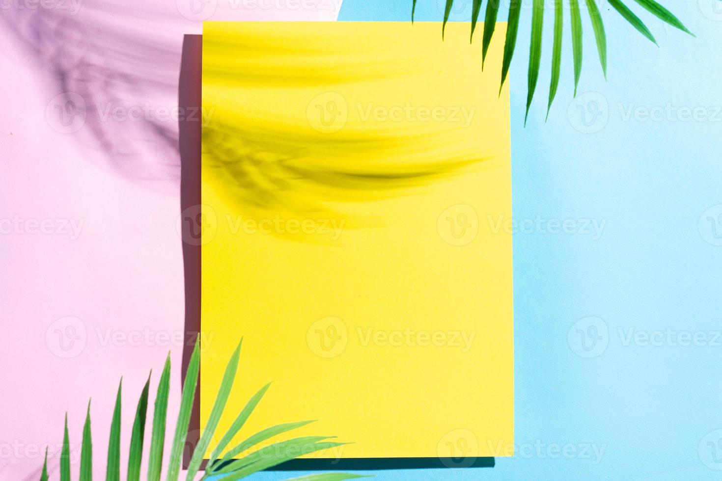 fundo de verão com papel amarelo em branco foto