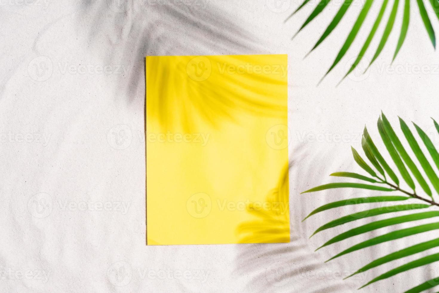 fundo de verão com papel amarelo em branco foto
