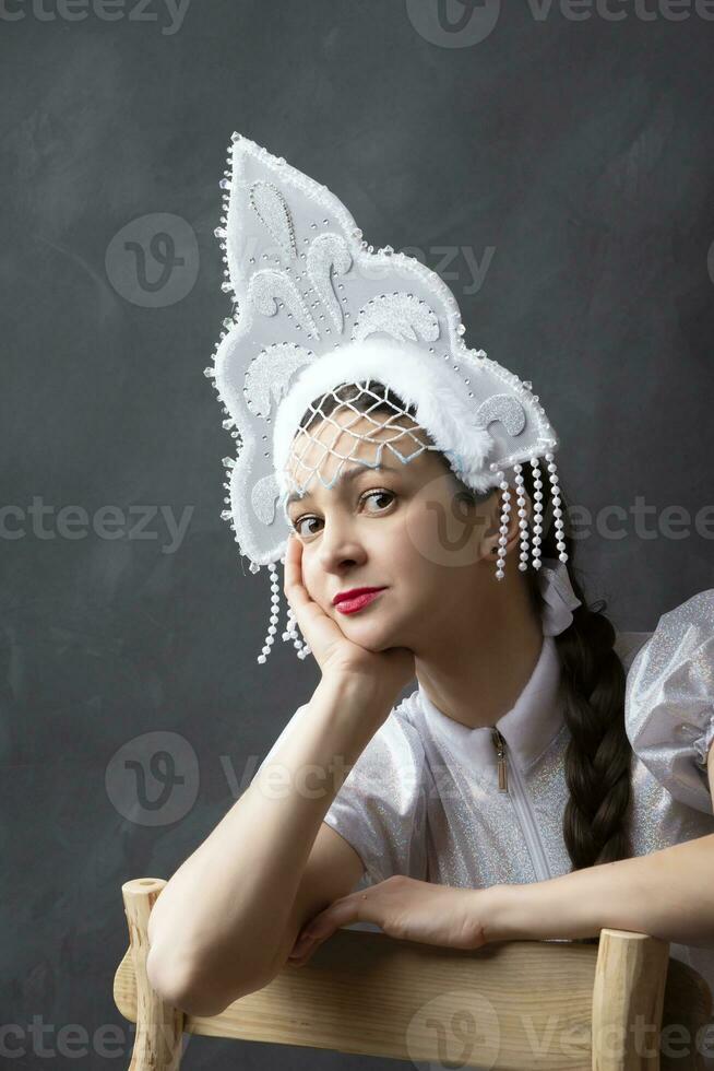 neve donzela. inverno retrato do uma lindo jovem mulher dentro uma inverno coroa. foto