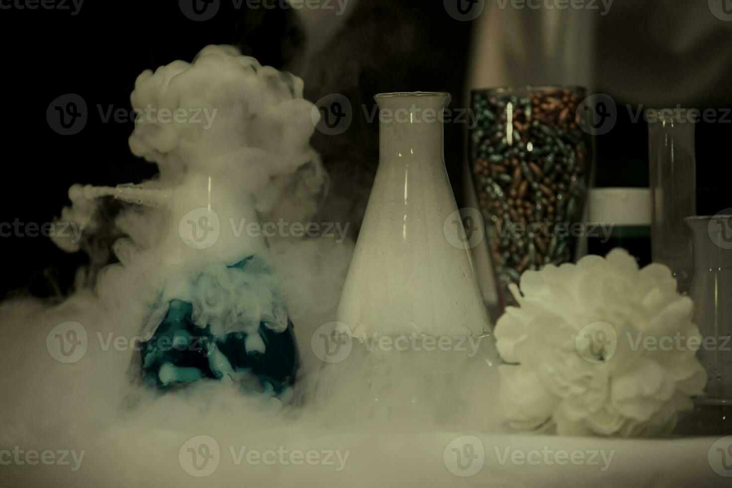dentro uma químico laboratório, frascos preenchidas com soluções dentro fumaça. foto