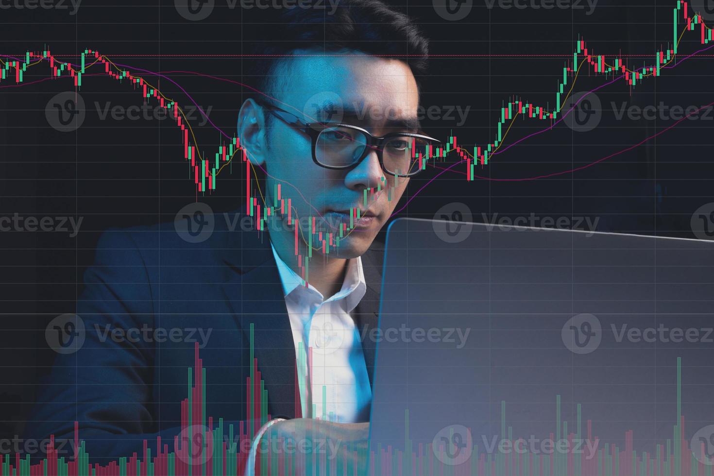 retrato de empresário asiático estudando mercado de ações foto