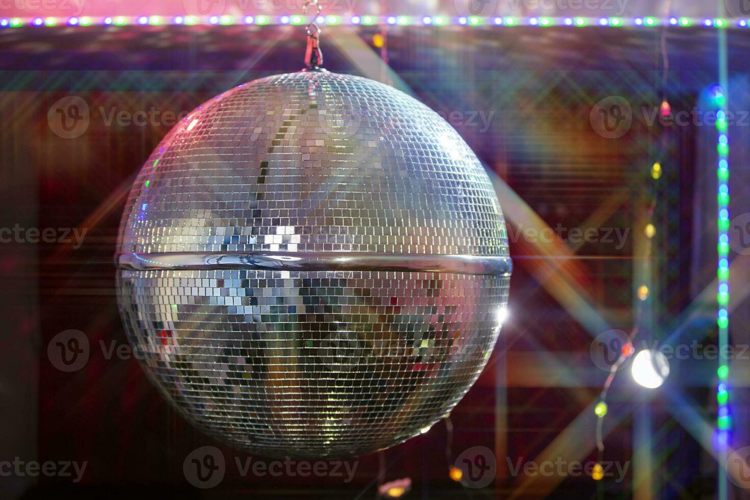 discoteca bola com brilhante feixes, noite festa fundo foto. foto