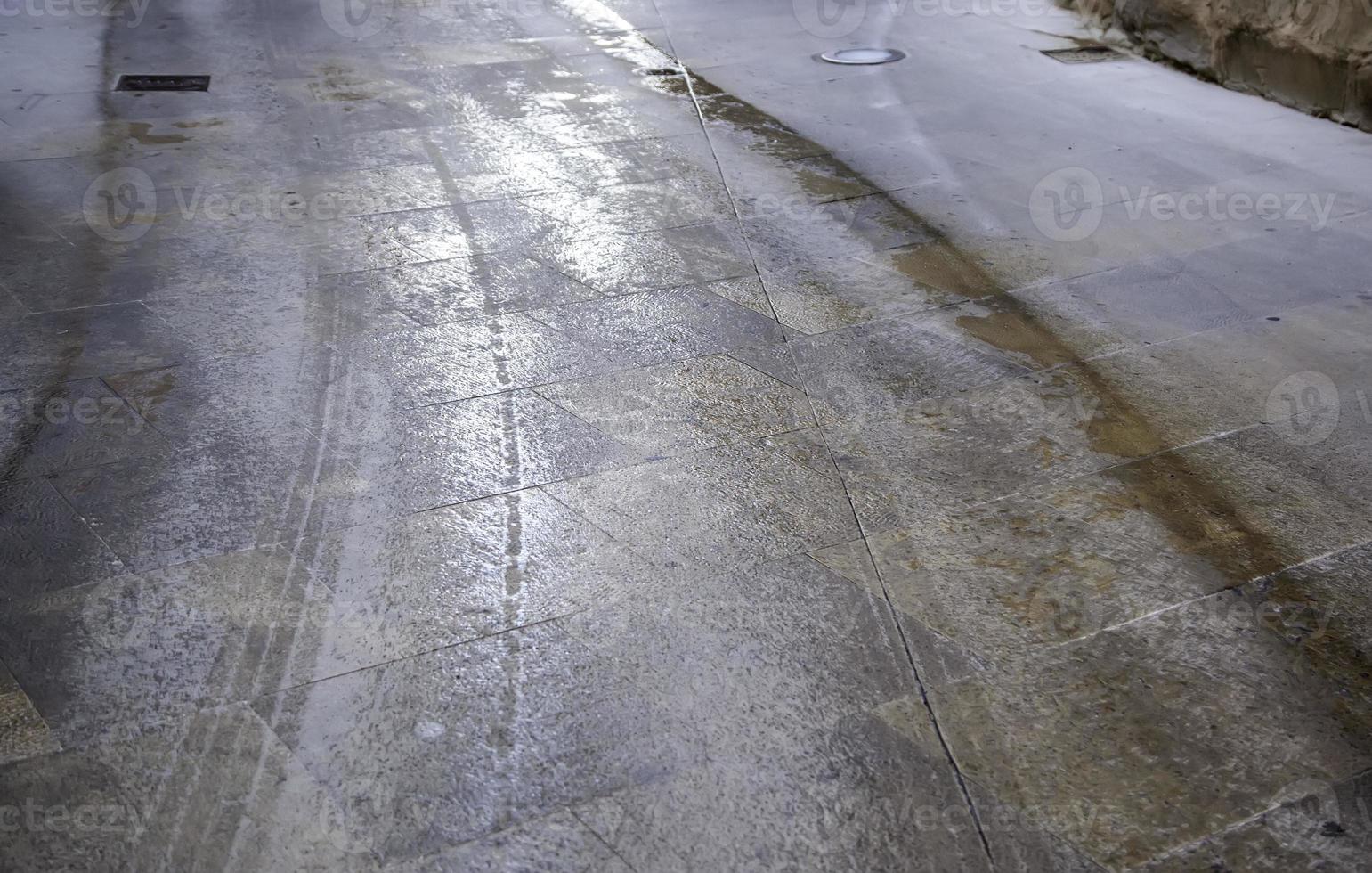 chão molhado da rua foto