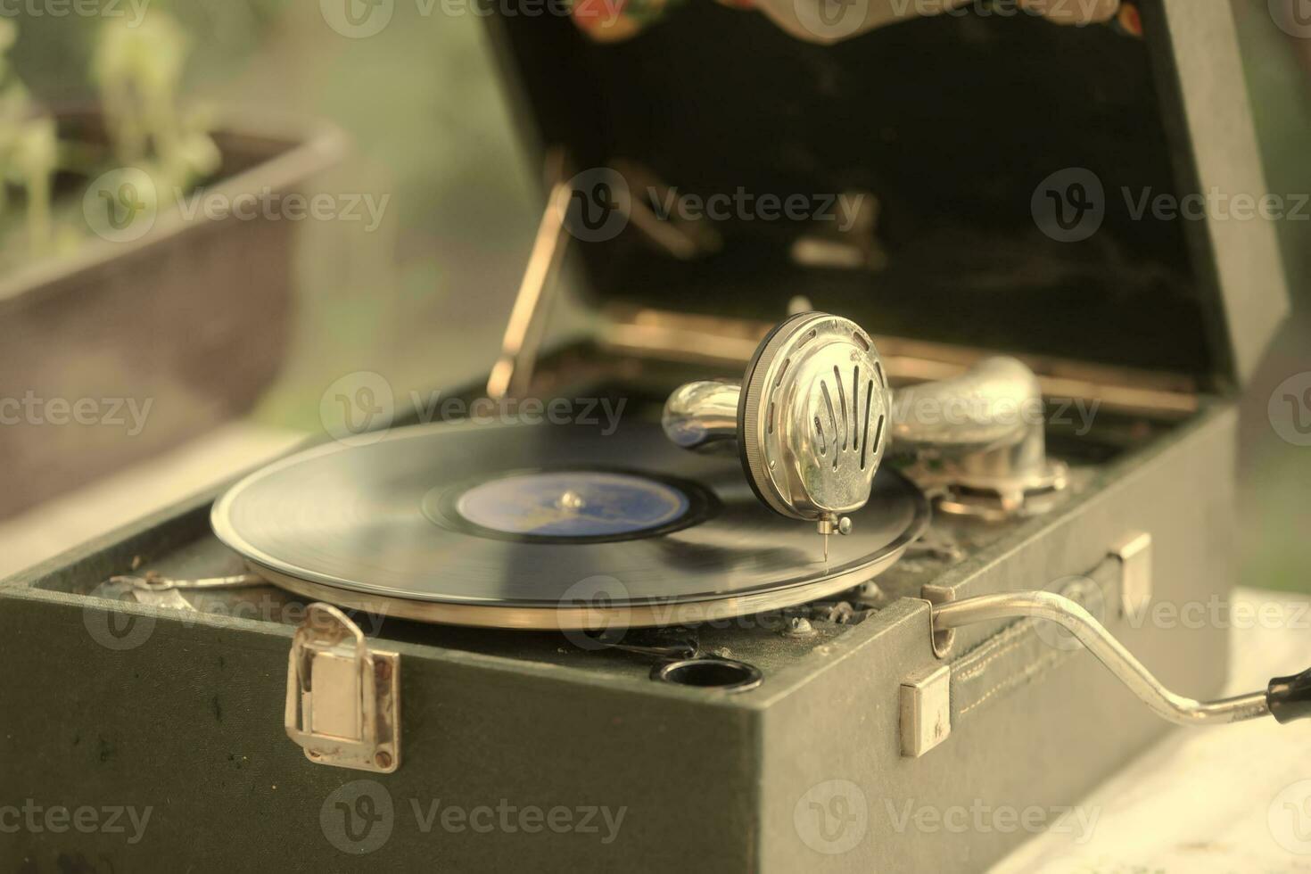 vintage tiro do uma retro gramofone com uma vinil registro. foto