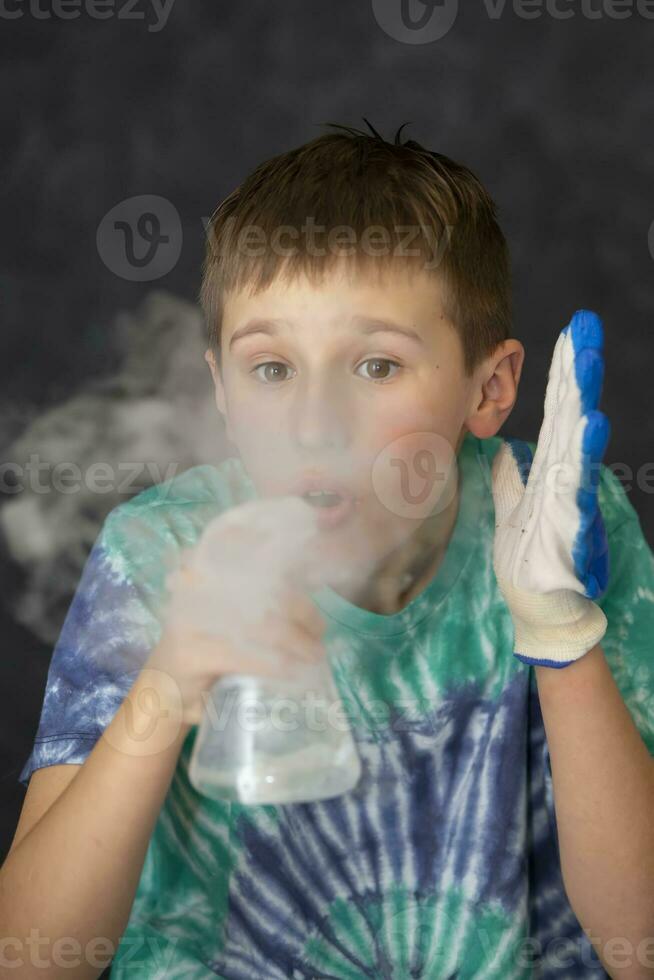 Novo científico descobertas. inteligente Garoto cientista gritando dentro surpresa enquanto fazendo químico experimentos dentro a laboratório. Educação conceito. abertura. foto