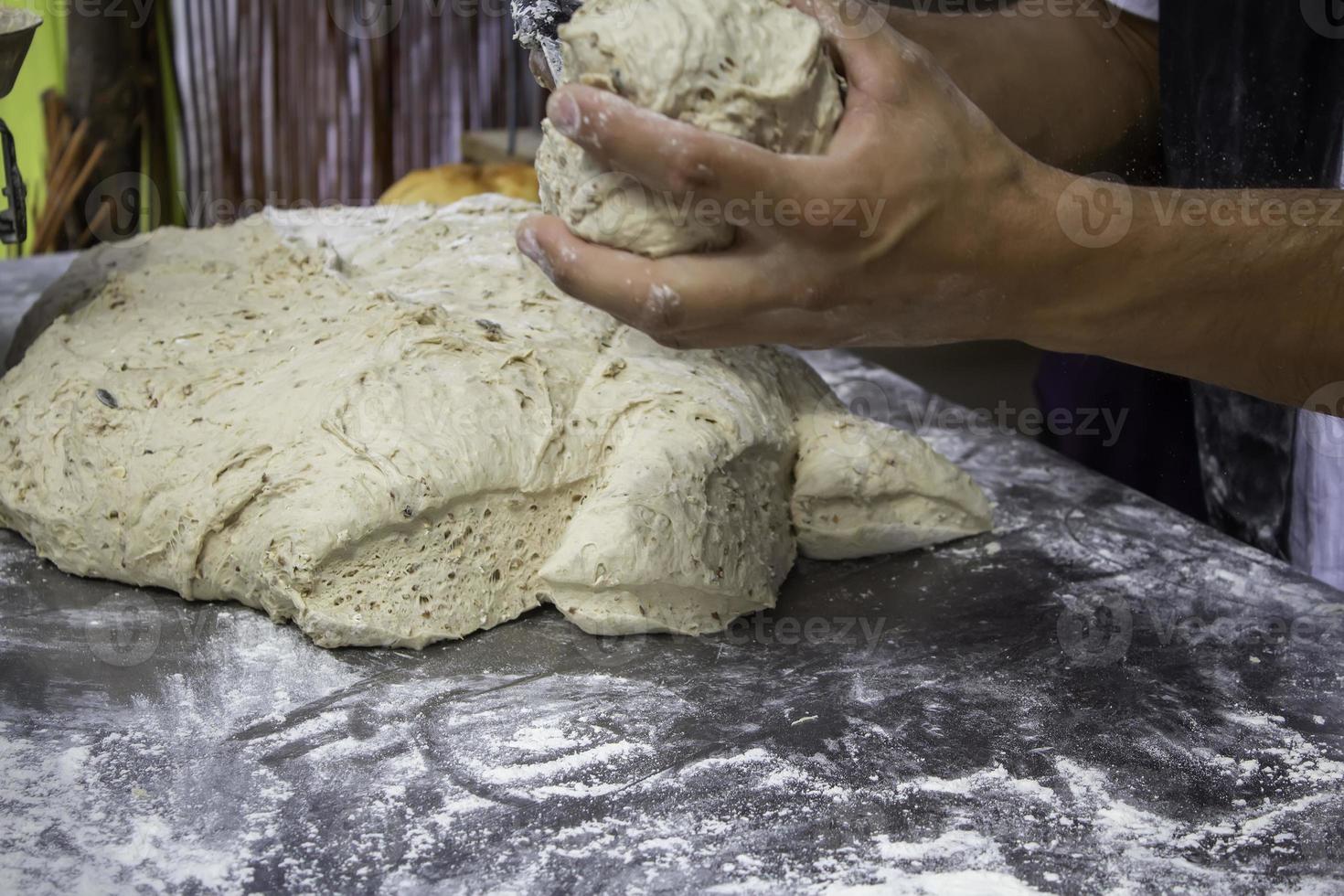 fazendo massa de pão foto