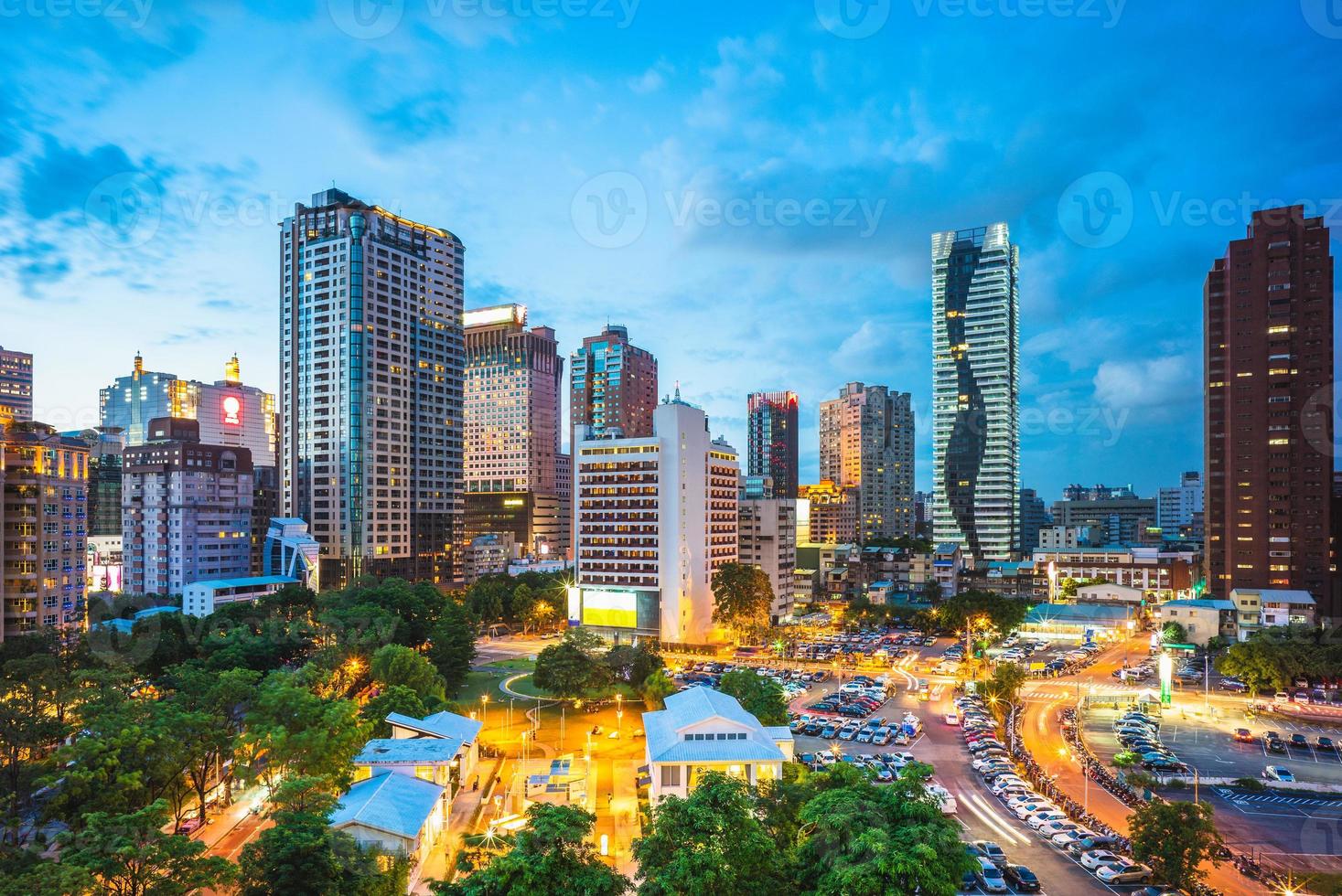 horizonte de taichung, taiwan à noite foto