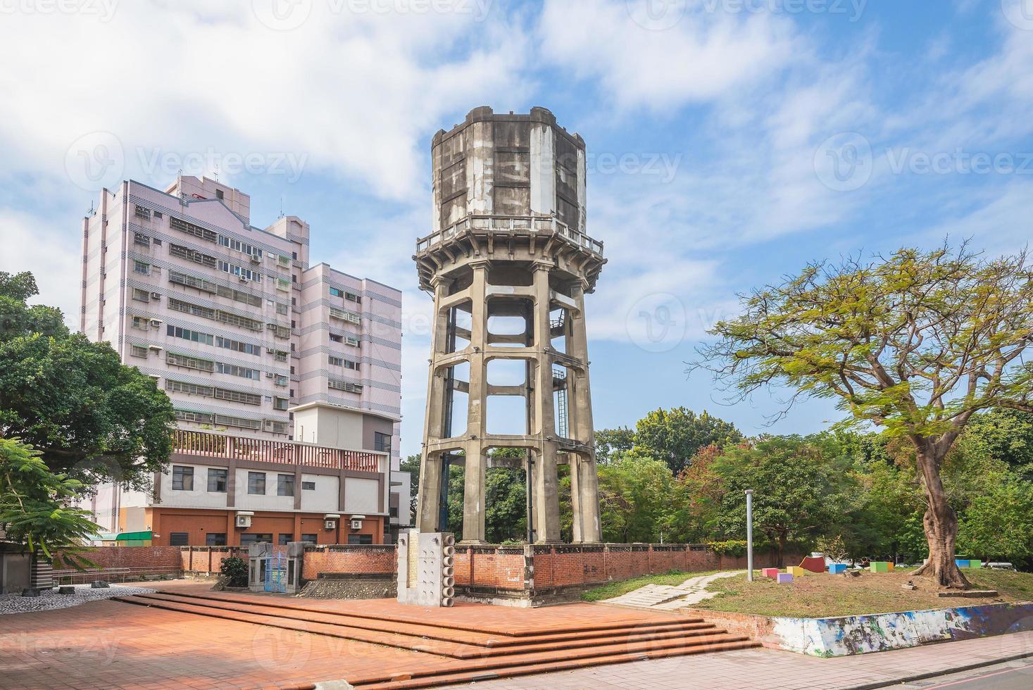 velha torre de água no município de Huwei, Yunlin, Taiwan foto