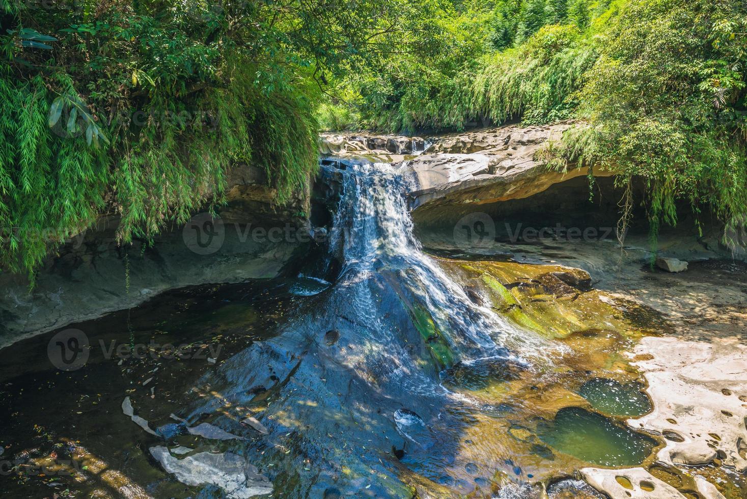 Cachoeira da caverna de óculos yanjing em Shifen, Taipei, Taiwan foto