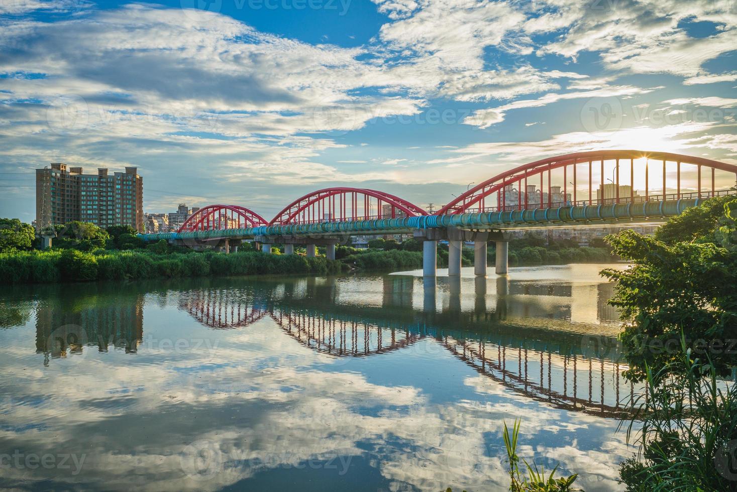 ponte de tubo sobre o rio em taipei, taiwan foto