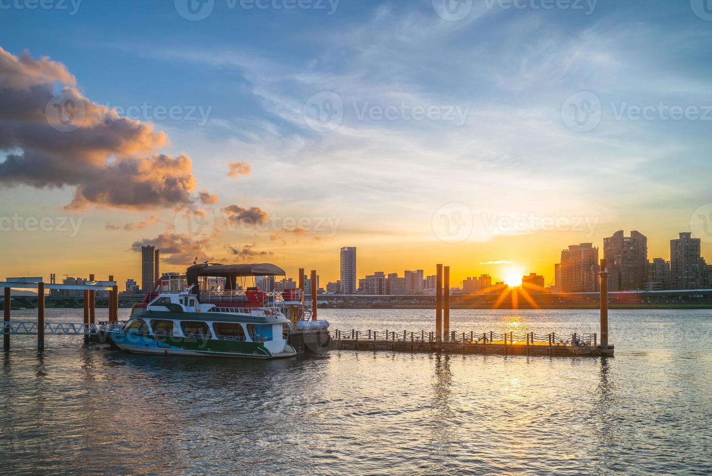 pôr do sol no cais dadaocheng em taipei, taiwan foto