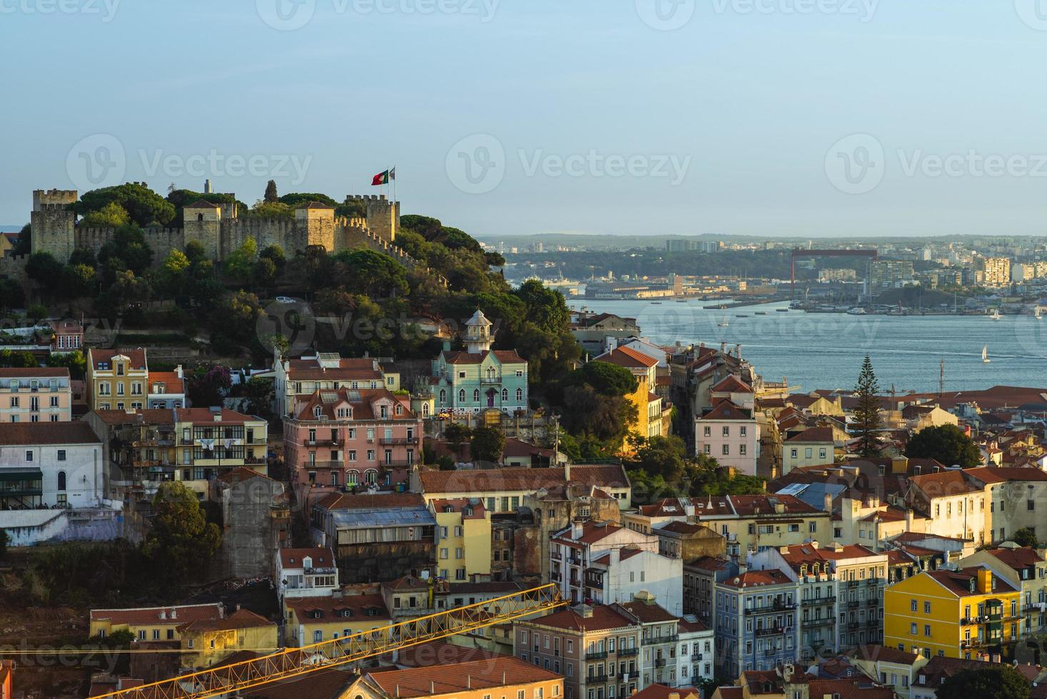 paisagem do castelo de São Jorge e do rio Tejo em Lisboa, Portugal foto
