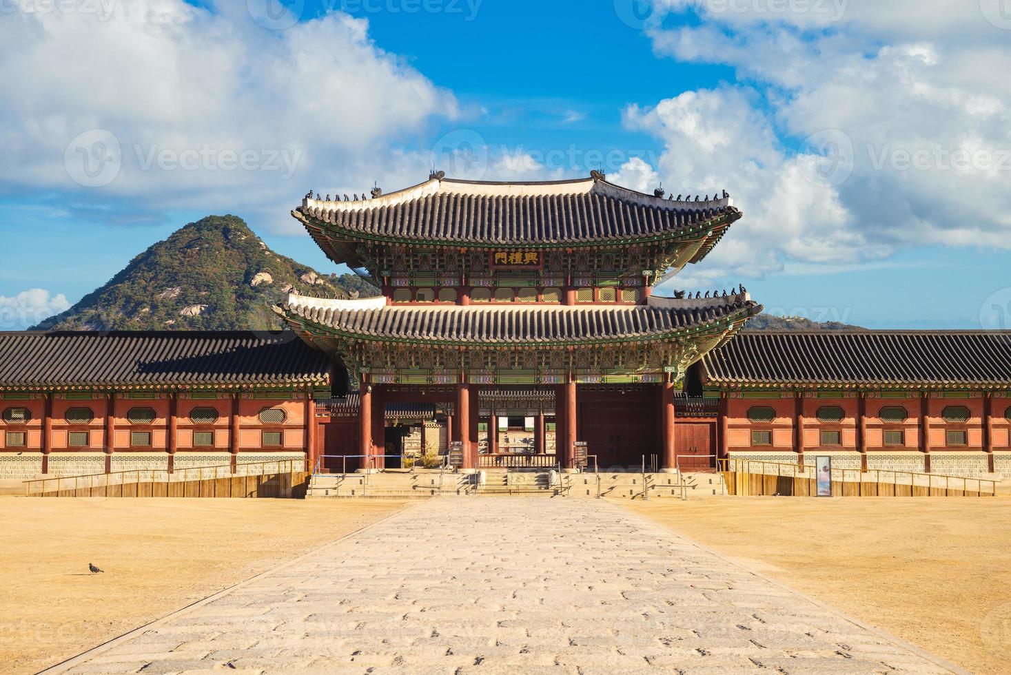 heungnyemun, segundo portão interno de gyeongbokgung em seul, coreia do sul foto