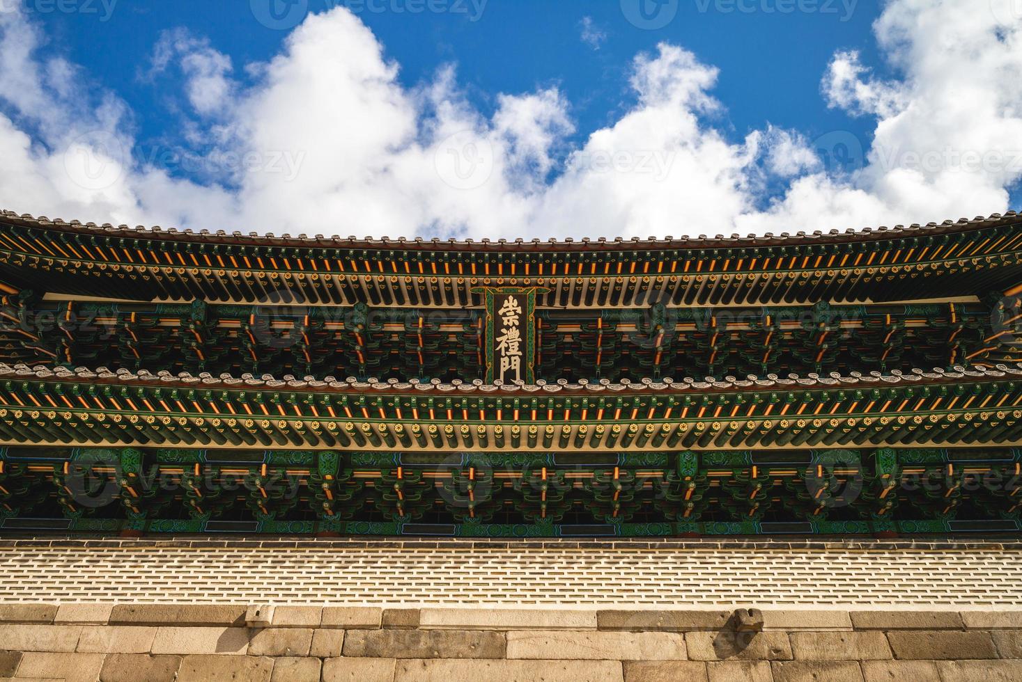 sungnyemun, grande portão sul da velha cidade de Seoul, na Coreia do Sul foto