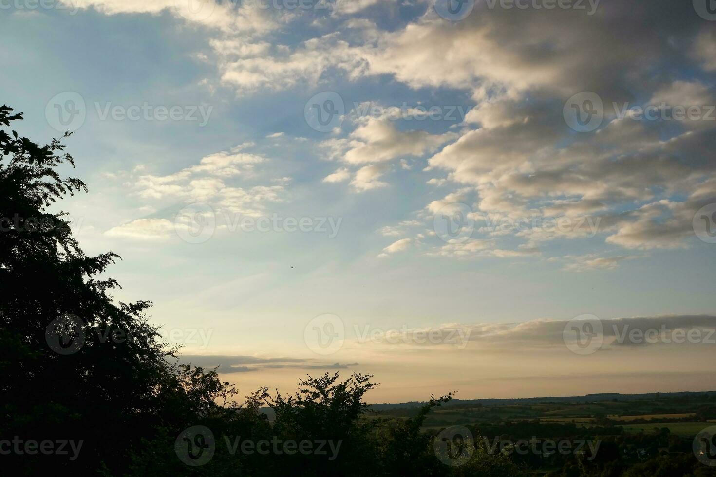 Alto ângulo Visão do lindo nuvens e céu sobre luton cidade durante pôr do sol foto