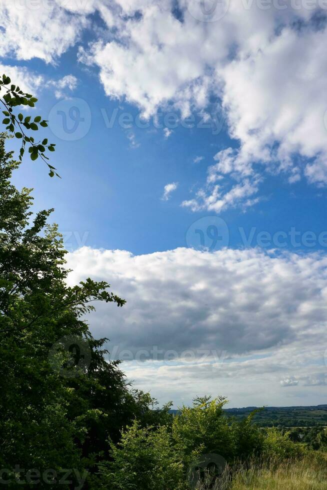 Alto ângulo cenas do britânico agrícola fazendas às campo panorama perto luton cidade do Inglaterra ótimo Grã-Bretanha do Reino Unido. cenas estava capturado com drones Câmera foto