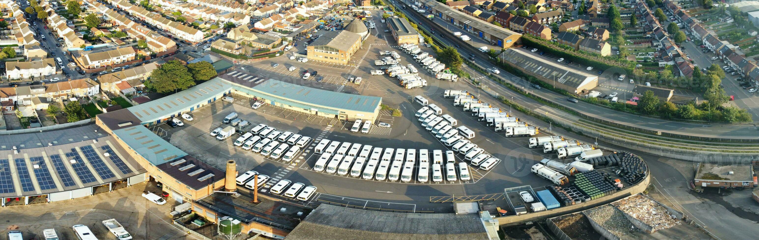 aéreo Visão do residencial casas e industrial Estado combinado às molhar estrada perto farley colinas luton cidade, Inglaterra Reino Unido. a Alto ângulo cenas estava capturado com drones Câmera em setembro 7º, 2023 foto