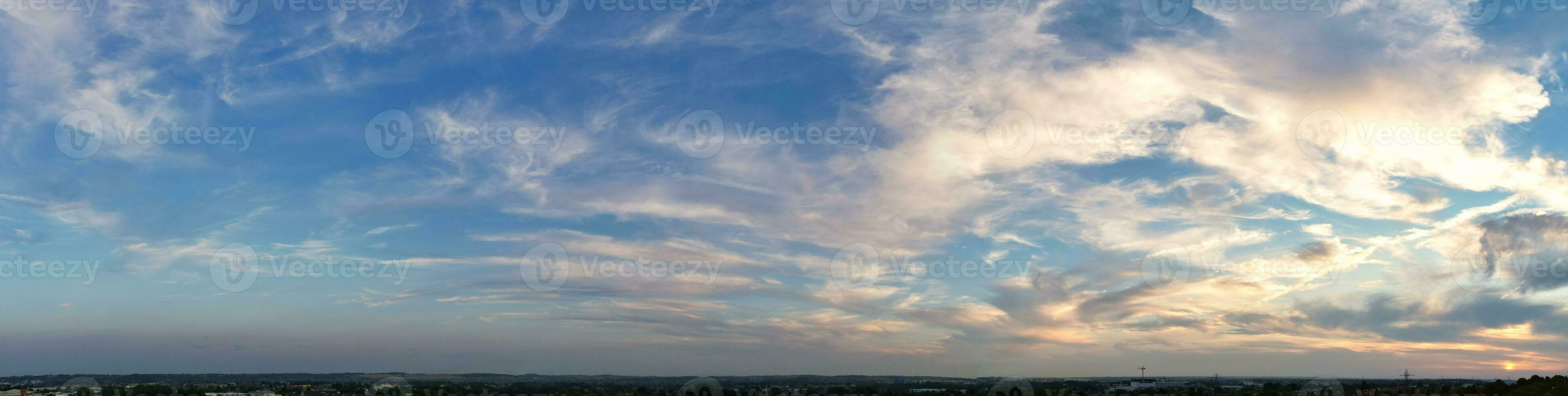 a maioria lindo panorâmico Visão do céu e dramático nuvens sobre luton cidade do Inglaterra Reino Unido durante pôr do sol. a linda imagem estava capturado em set 7º, 2023. foto