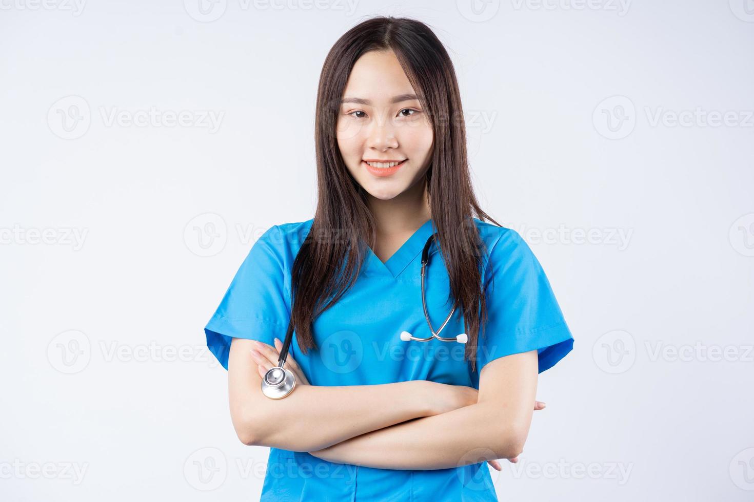 retrato de uma enfermeira asiática em um fundo branco foto