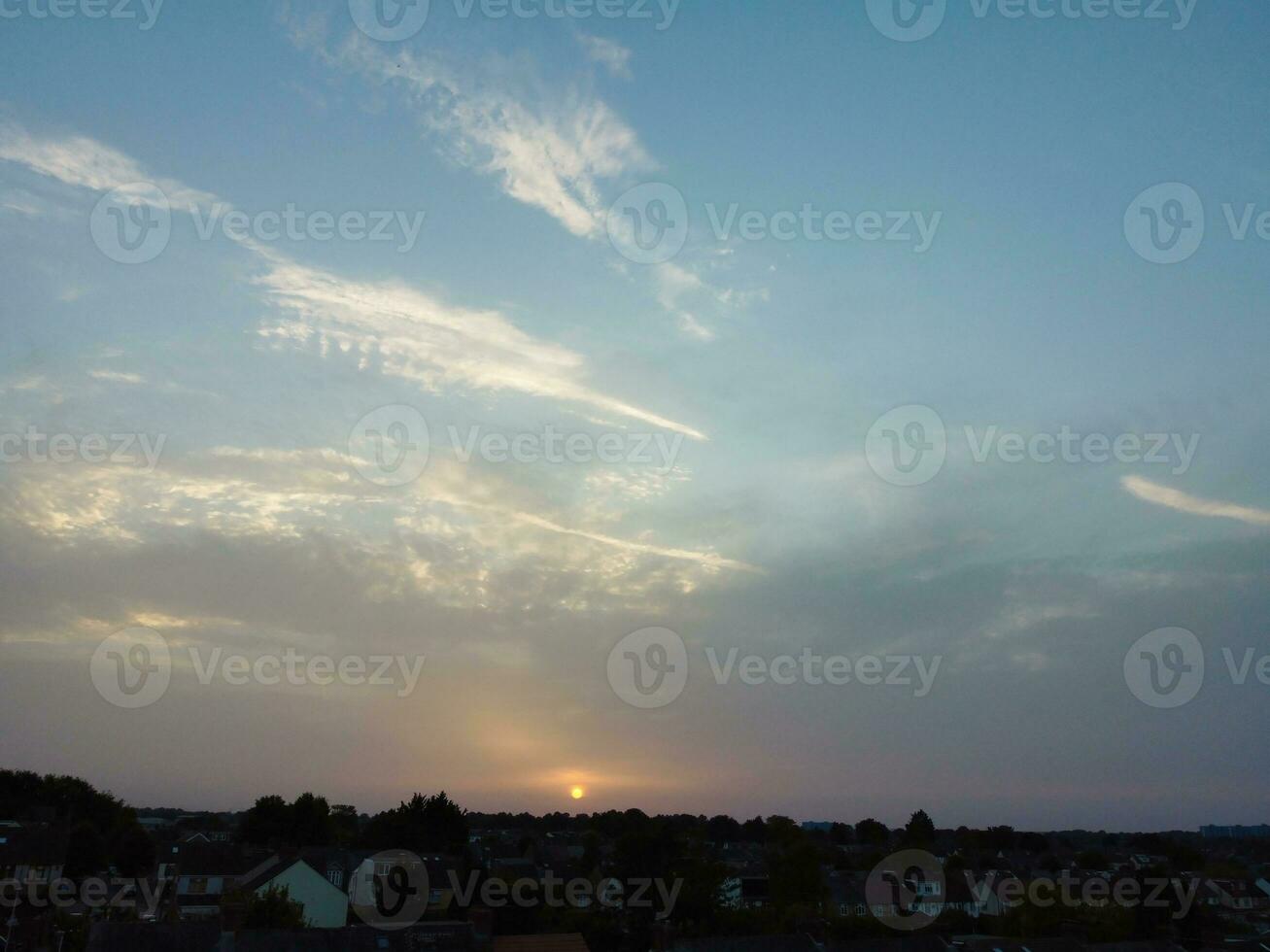 a maioria lindo Visão do céu e dramático nuvens sobre luton cidade do Inglaterra Reino Unido durante pôr do sol. foto