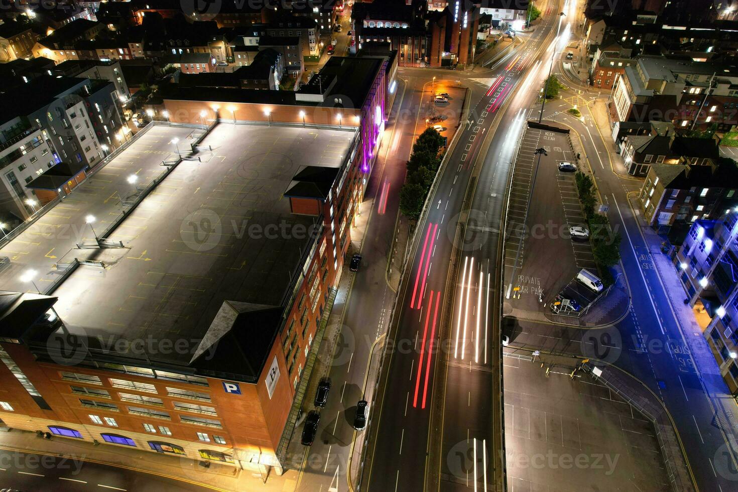 aéreo Visão do iluminado centro da cidade edifícios, estradas e central luton cidade do Inglaterra Reino Unido às começando do Claro clima noite do setembro 5 ª, 2023 foto