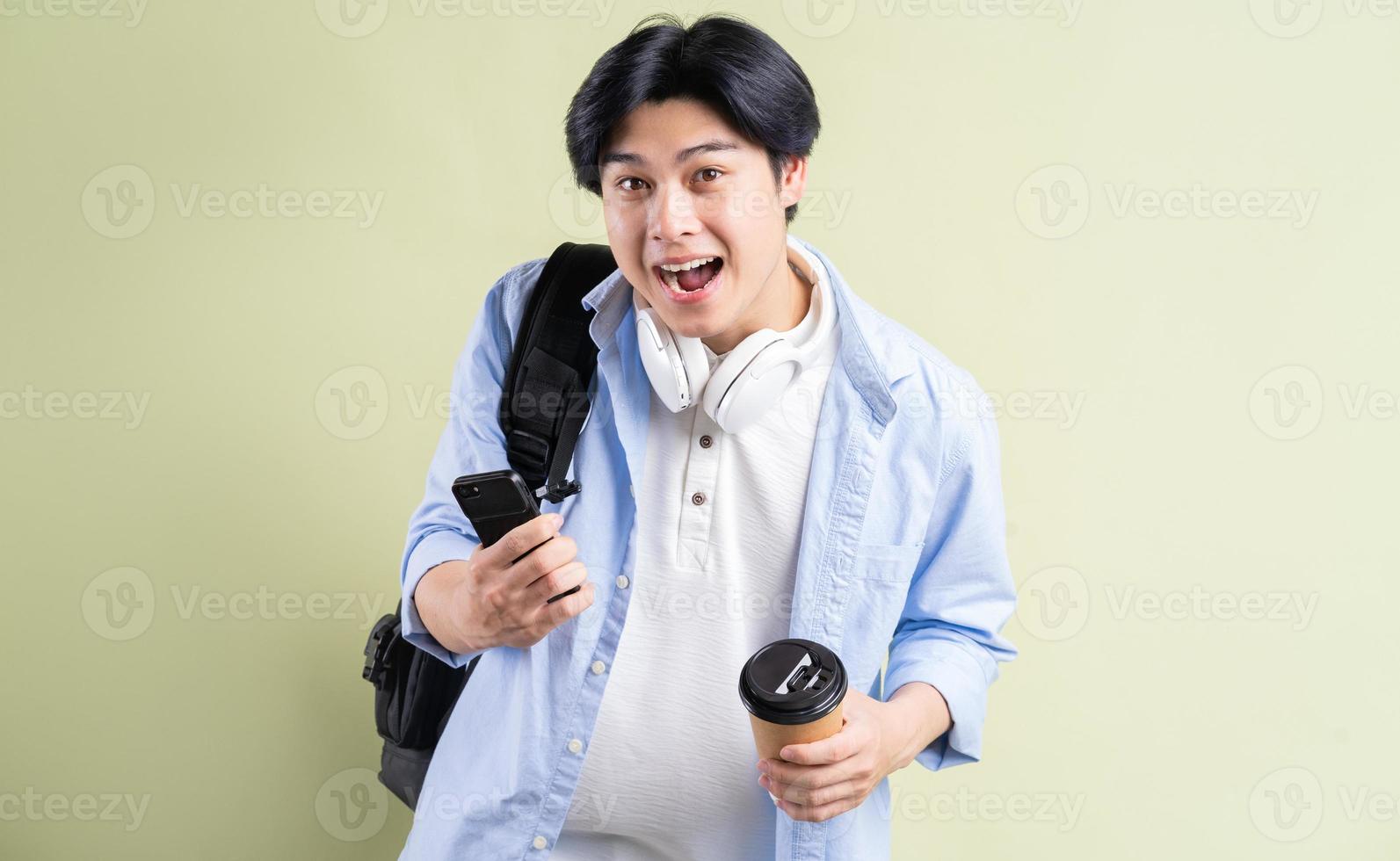 estudantes asiáticos do sexo masculino gritando de felicidade foto