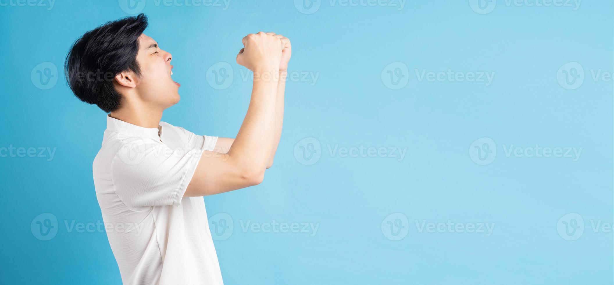 o homem asiático gritou com emoção triunfante foto