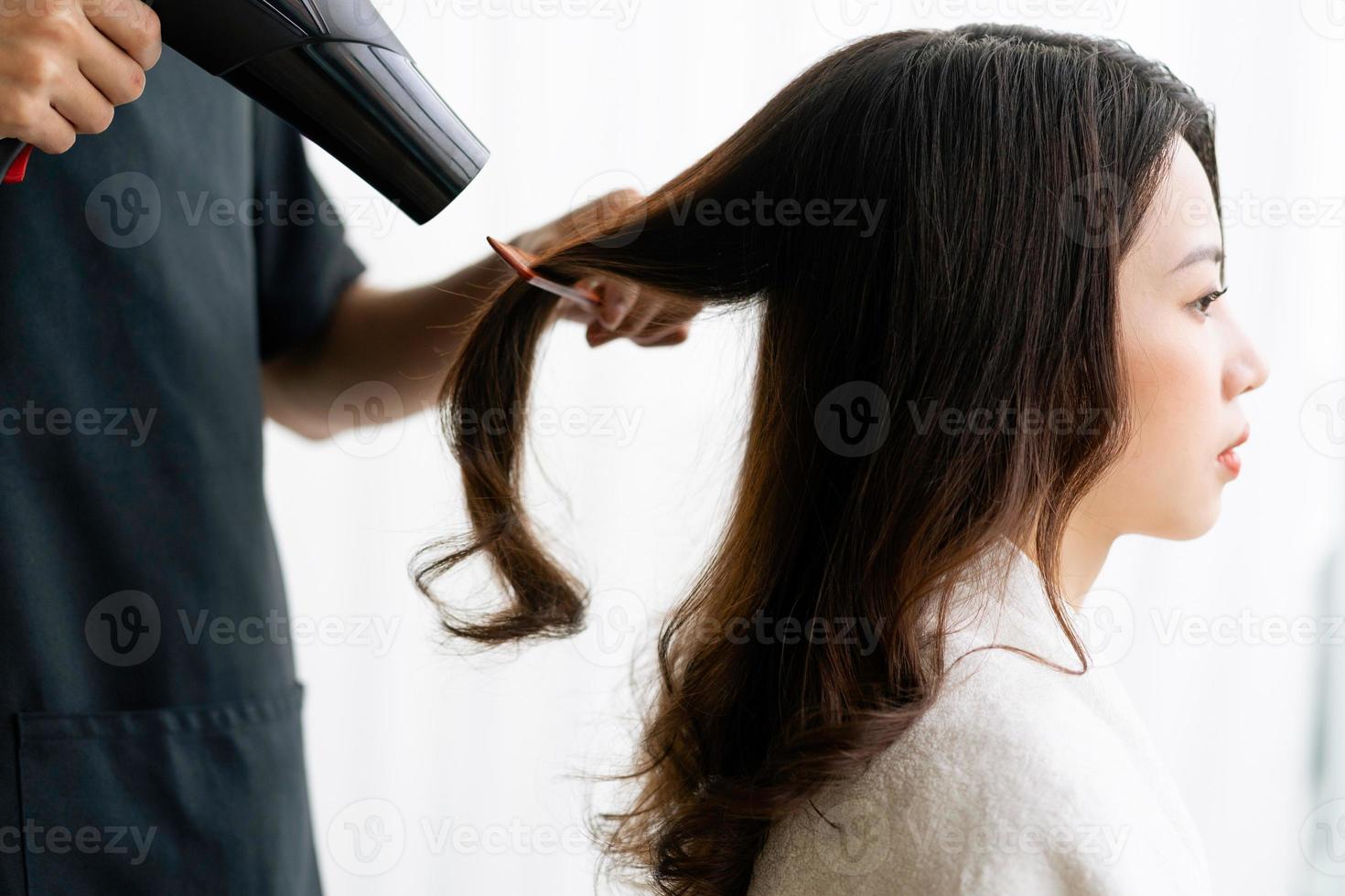 Mulher asiática com expressão feliz fazendo cabeleireiro em Salong foto