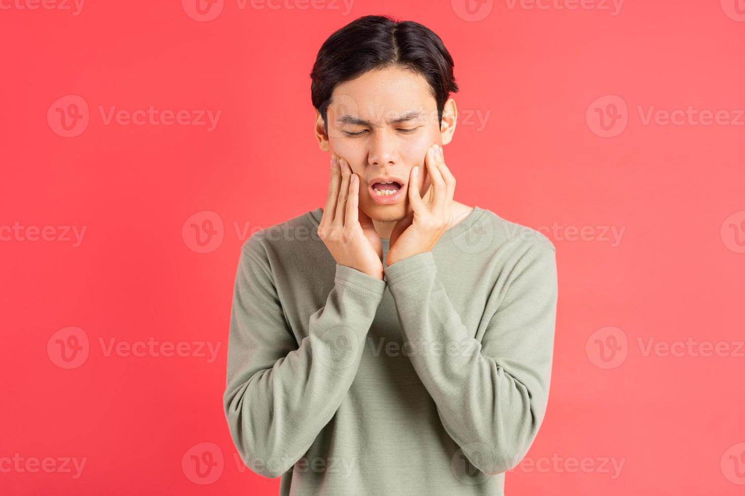 uma foto de um homem asiático bonito sofrendo de cáries