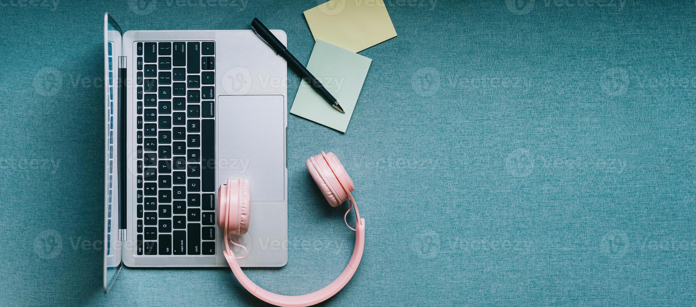 imagem de cima para baixo de fones de ouvido latop e rosa foto