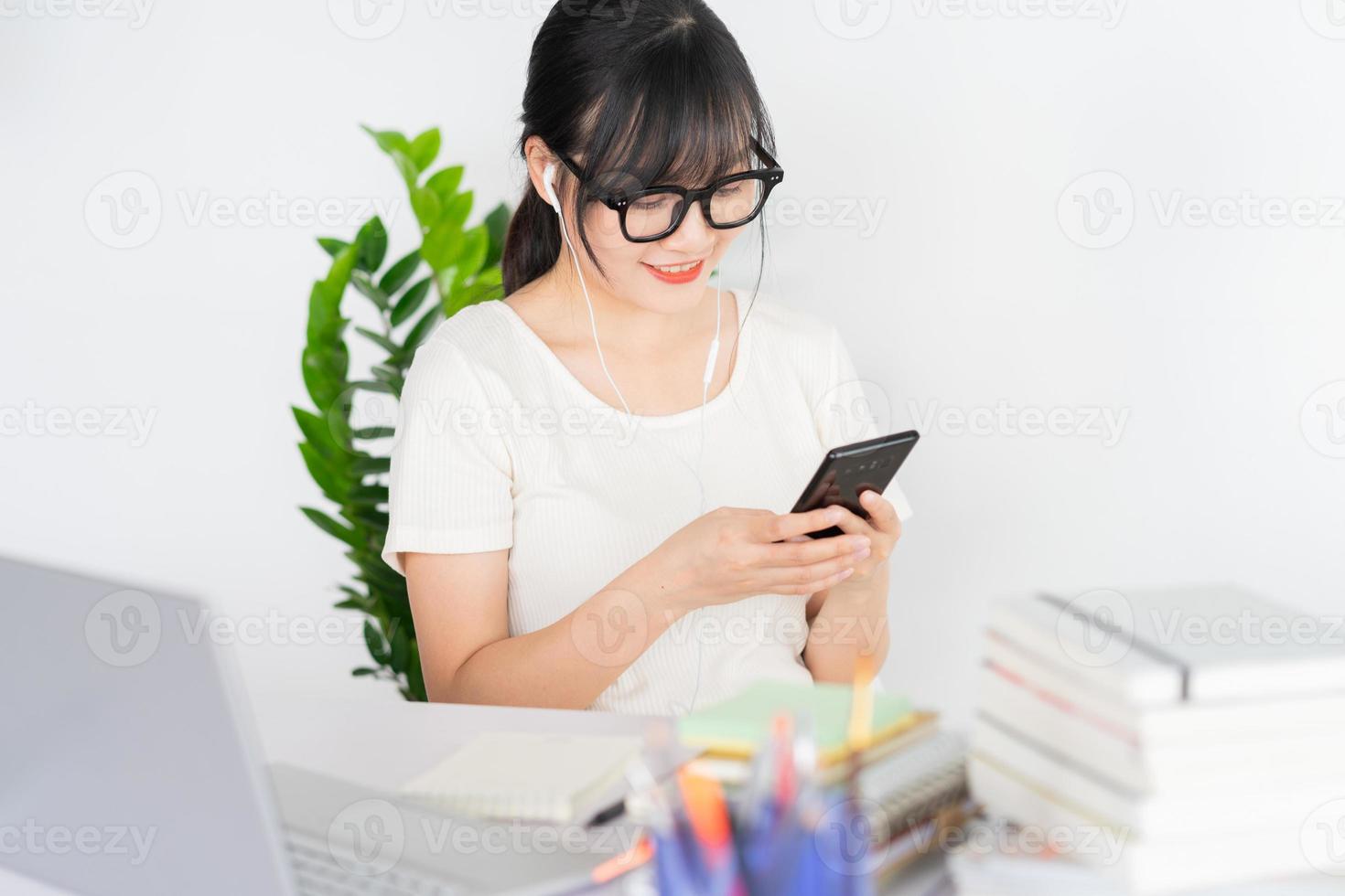 jovem empresária asiática assistindo transmissão ao vivo em casa depois de trabalhar online foto