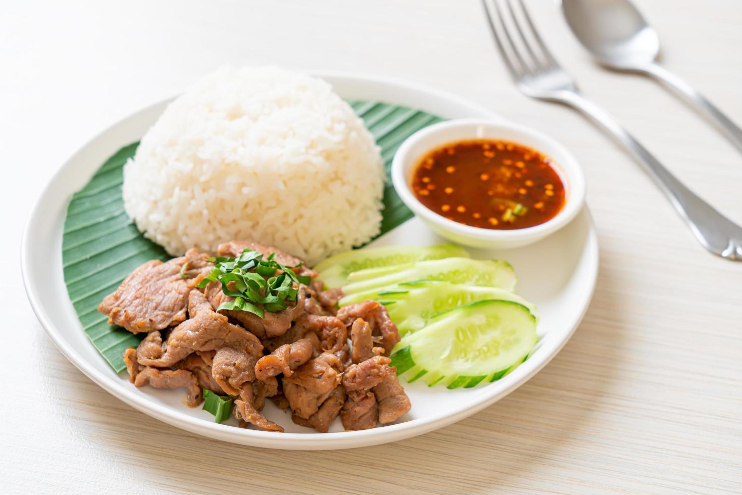 alho de porco grelhado com arroz com molho apimentado em estilo asiático foto