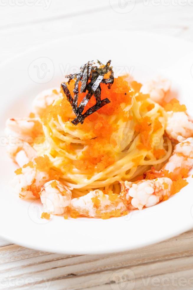 espaguete cremoso com camarão e ovos de camarão - comida de fusão foto