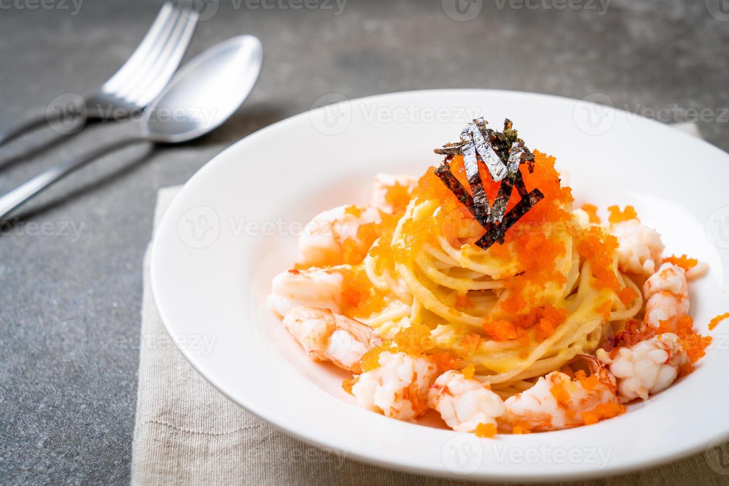 espaguete cremoso com camarão e ovos de camarão - comida de fusão foto