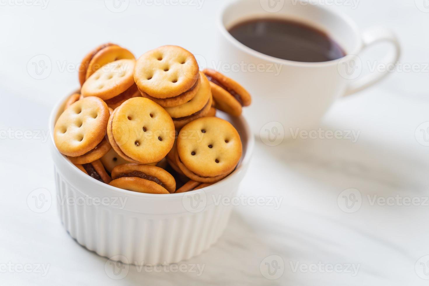 biscoito de coco com geleia de abacaxi foto