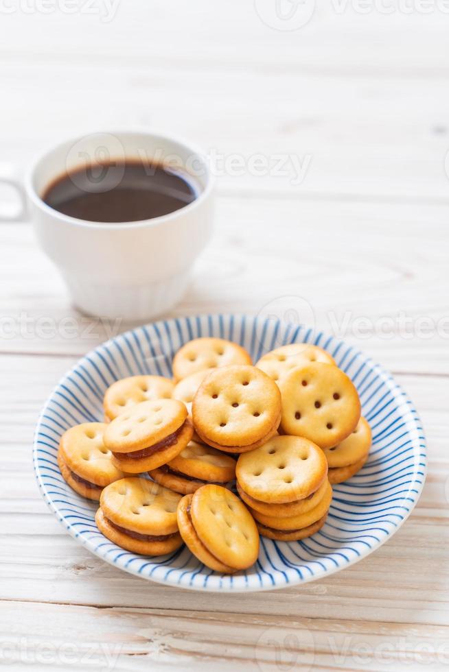 biscoito de coco com geleia de abacaxi foto