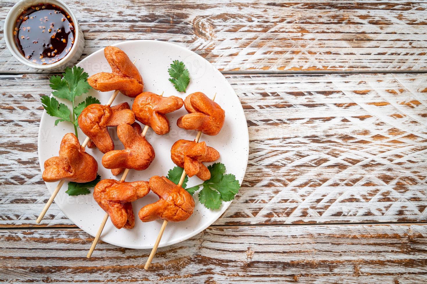 espeto de linguiça frita com molho foto