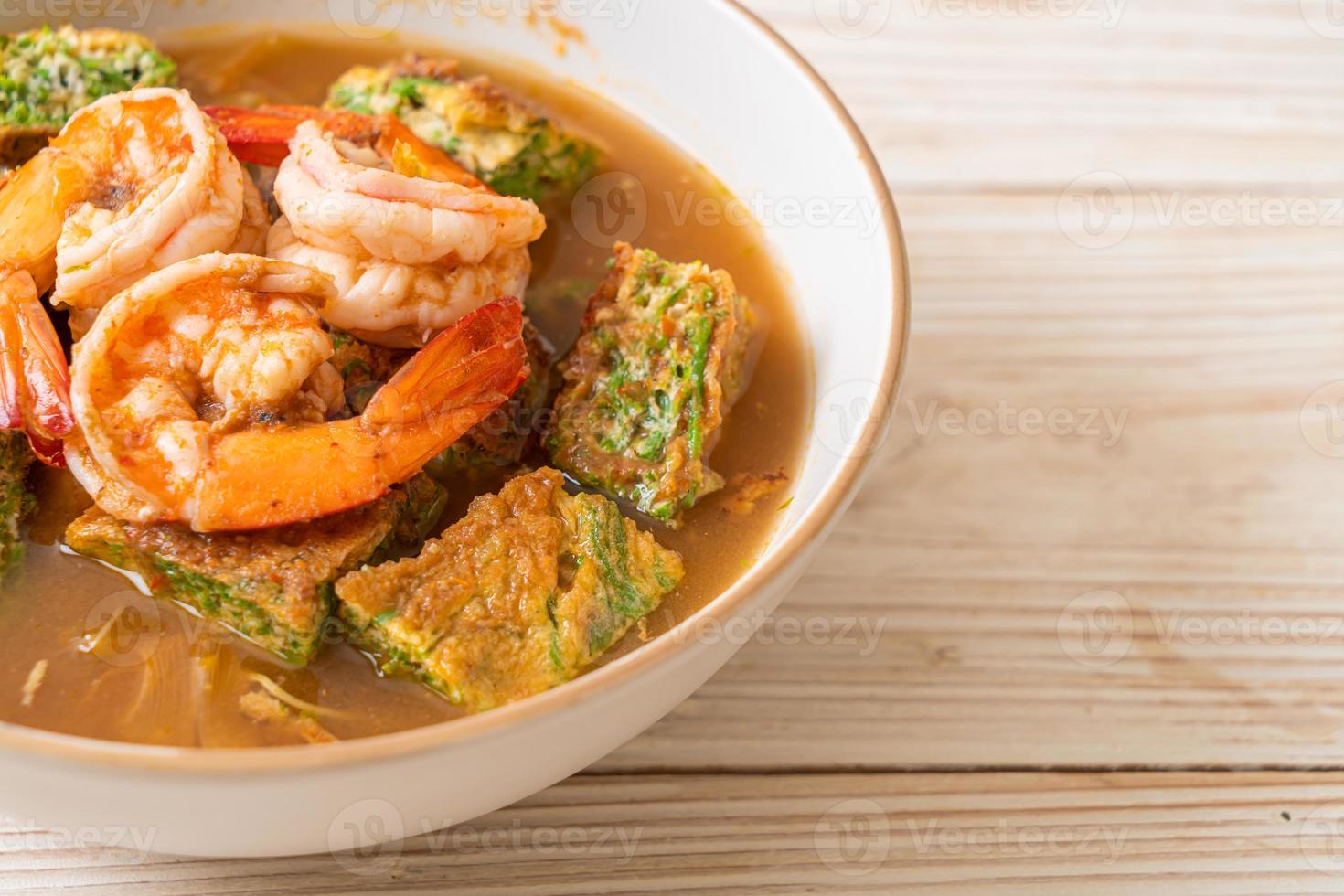 sopa azeda de pasta de tamarindo com camarão e omelete de vegetais foto