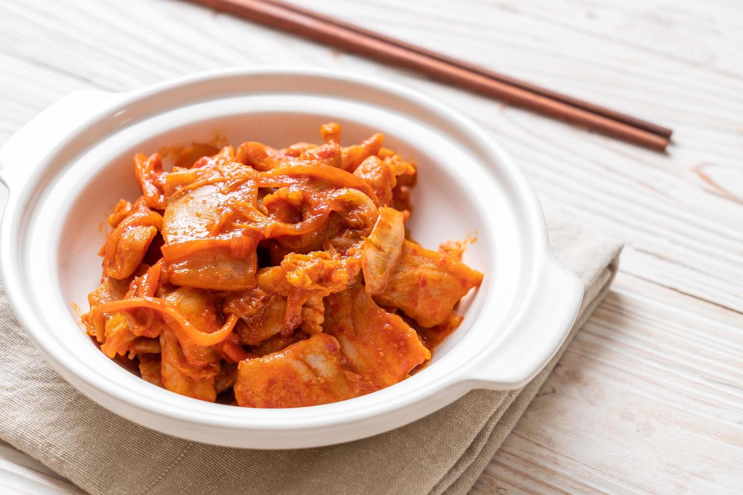 Carne de porco frita com kimchi - comida coreana foto