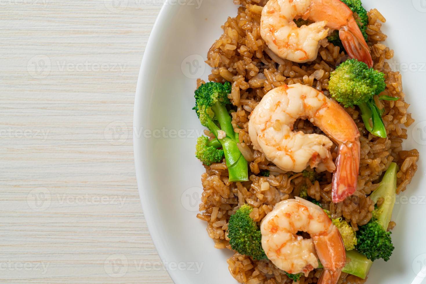 arroz frito com brócolis e camarão - comida caseira foto