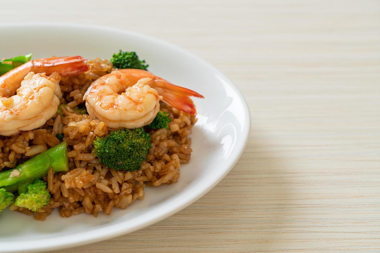 arroz frito com brócolis e camarão - comida caseira foto
