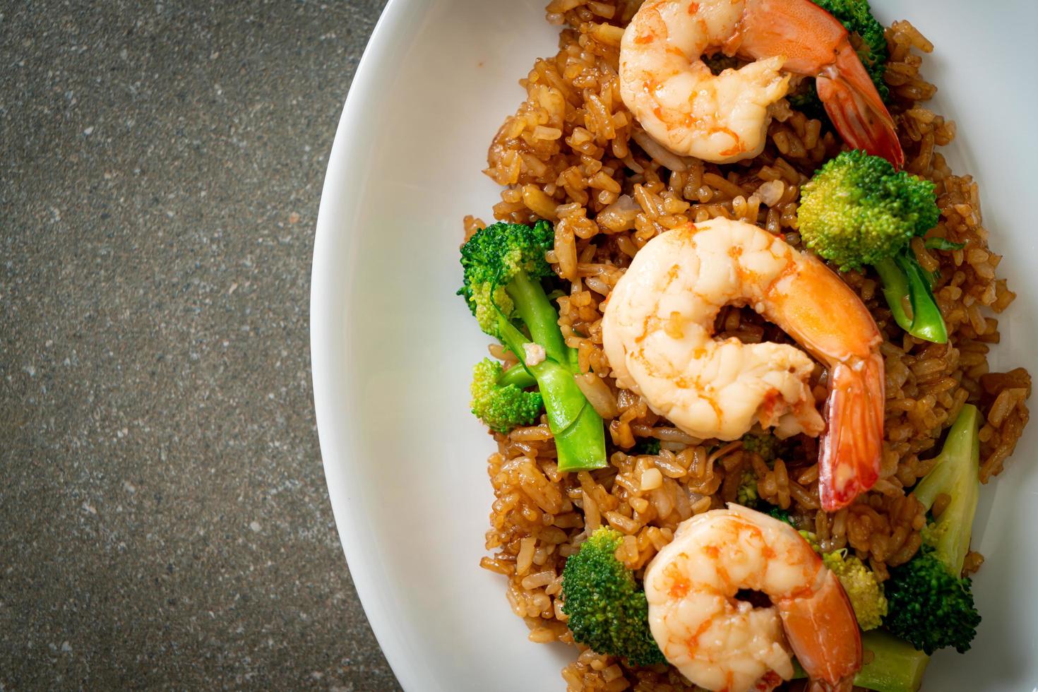 arroz frito com brócolis e camarão - comida caseira foto