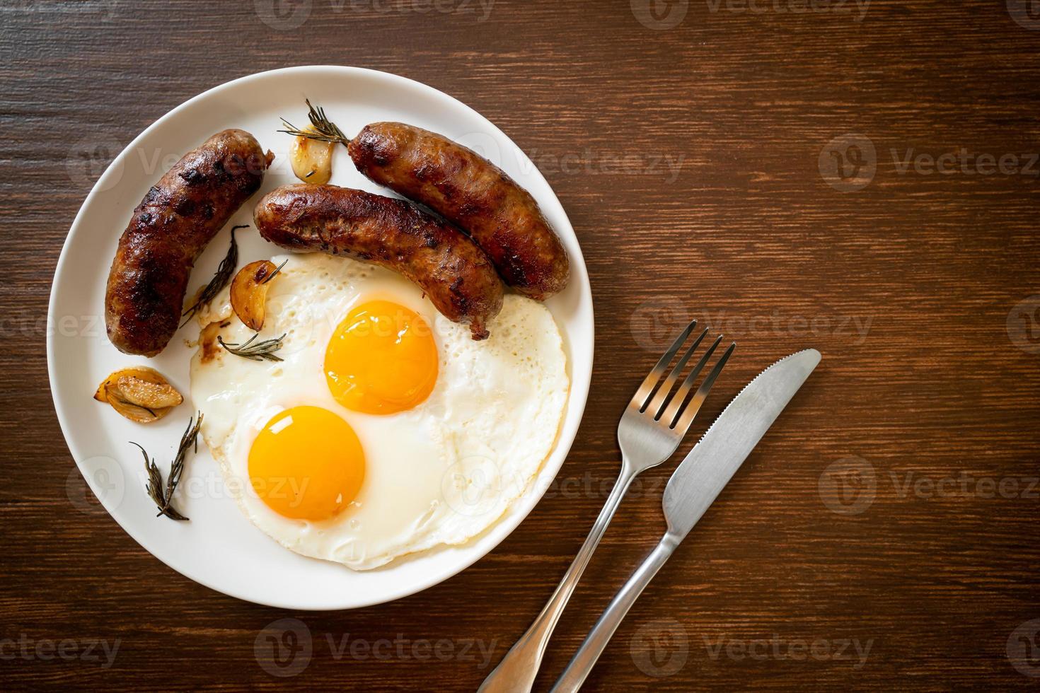 ovo frito duplo caseiro com linguiça de porco frita - no café da manhã foto