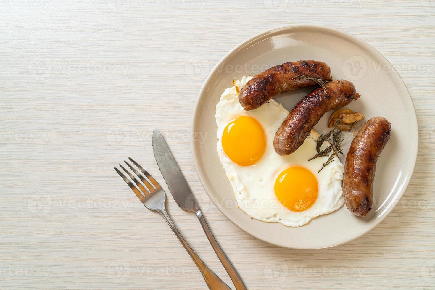 ovo frito duplo caseiro com linguiça de porco frita - no café da manhã foto