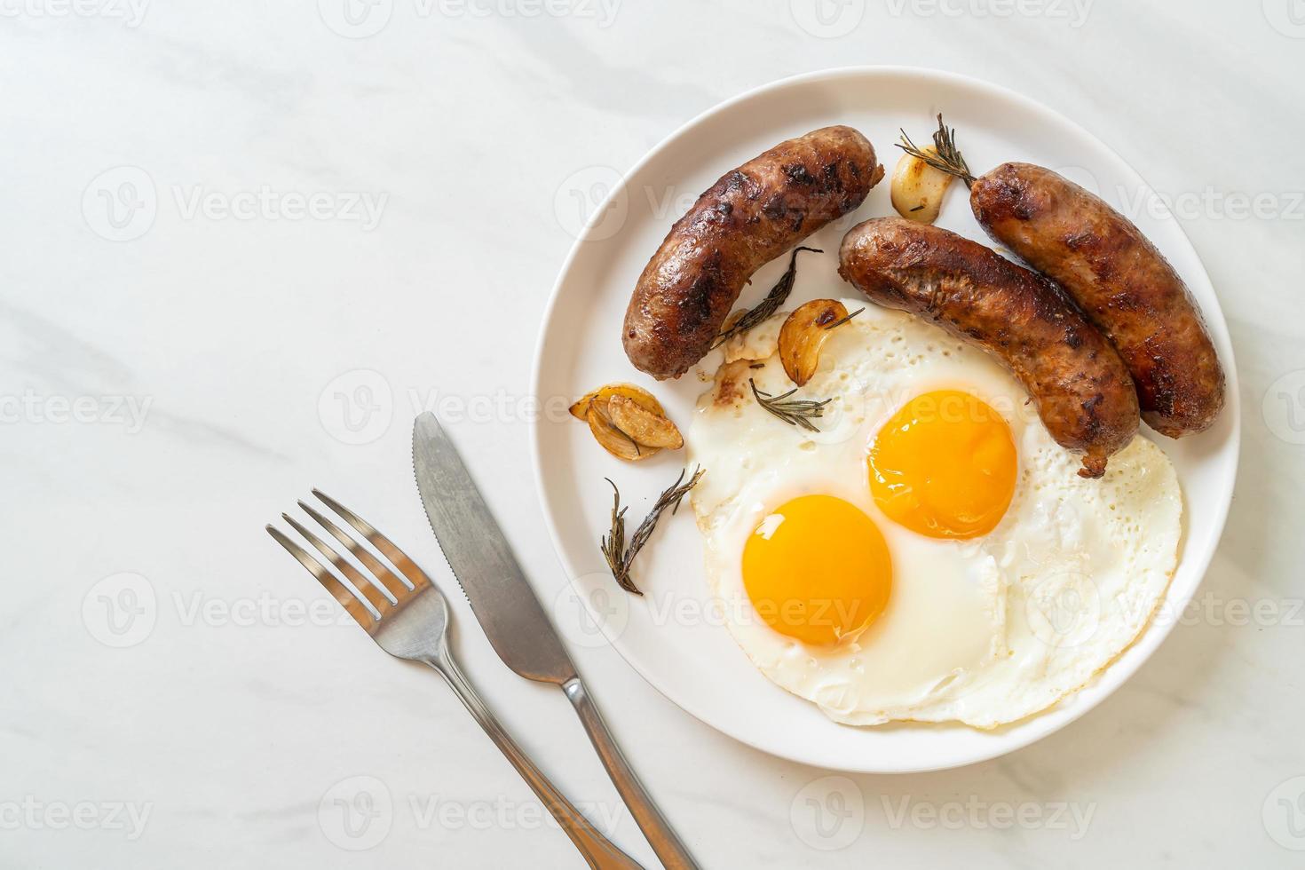 ovo frito duplo caseiro com linguiça de porco frita - no café da manhã foto