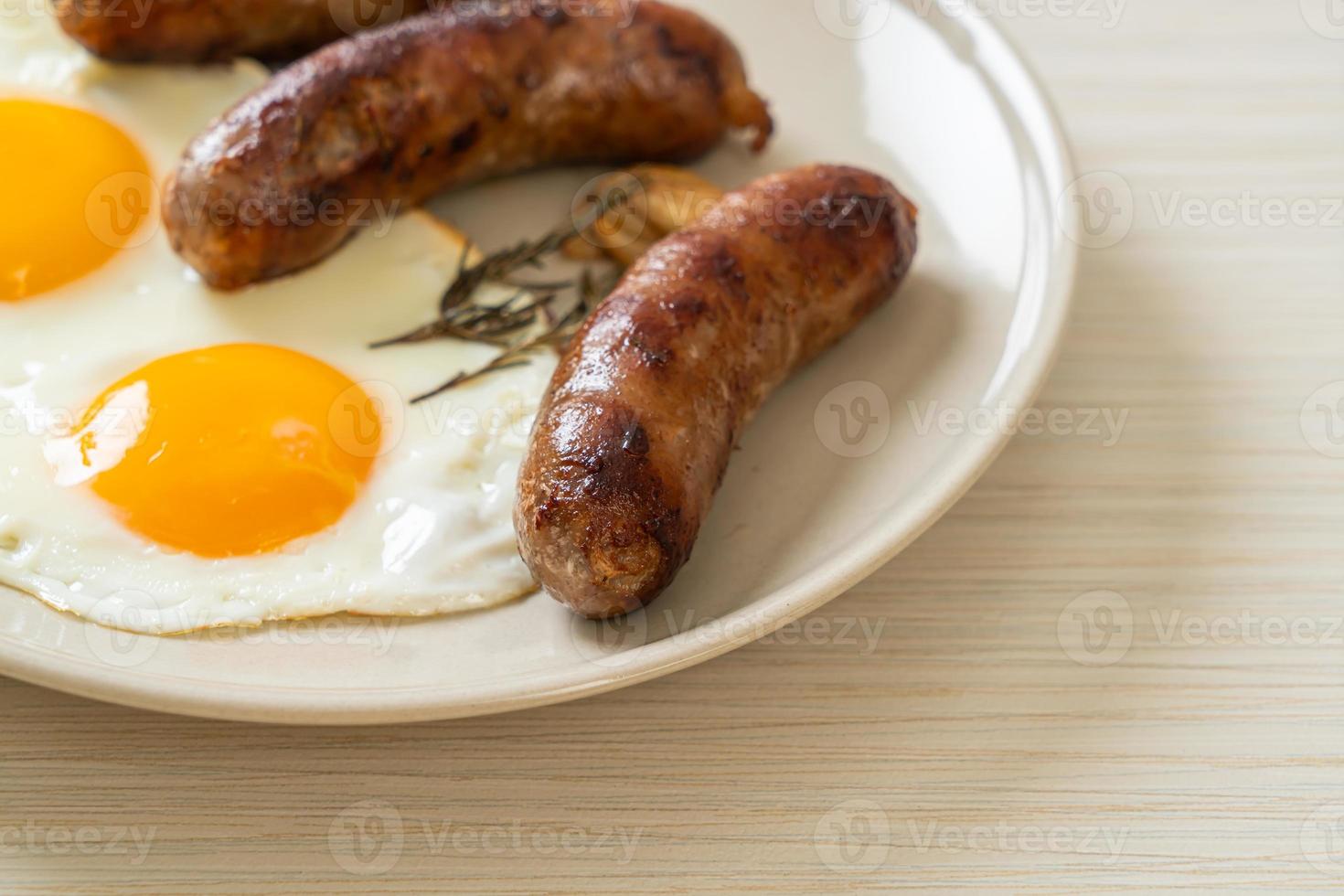 ovo frito duplo caseiro com linguiça de porco frita - no café da manhã foto
