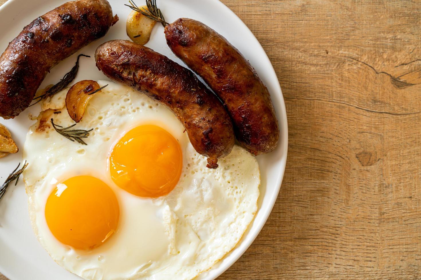 ovo frito duplo caseiro com linguiça de porco frita - no café da manhã foto