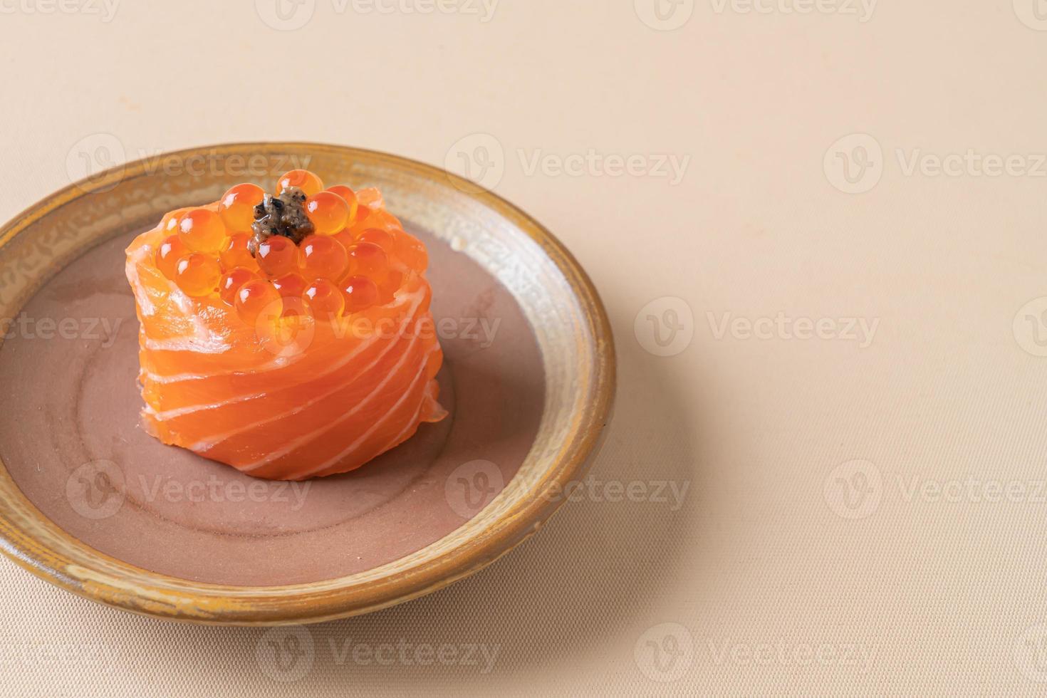 salmão fresco cru com sushi de ovo de salmão - comida japonesa foto